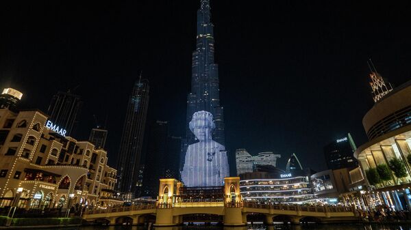 عُرضت صورة للملكة إليزابيث الثانية ملكة المملكة المتحدة على برج خليفة، أعلى مبنى في العالم ، في إمارة دبي الخليجية في 11 سبتمبر 2022، تخليداً لذكرى الملك الراحل الذي توفي قبل أيام.  - سبوتنيك عربي