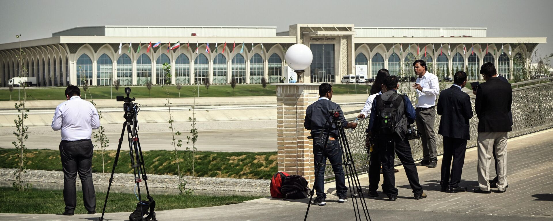 صحفيون يقفون أمام قاعة الكونجرس ، مكان انعقاد قمة منظمة شنغهاي للتعاون (SCO) ، في سمرقند في 16 سبتمبر 2022. - سبوتنيك عربي, 1920, 19.09.2022