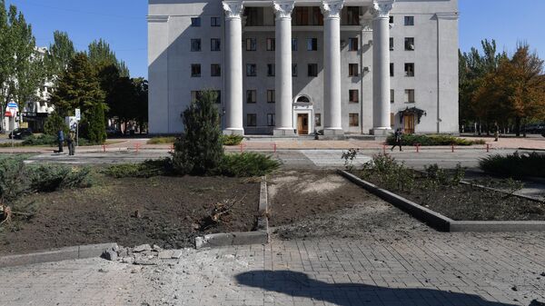 Последствия обстрела в центральной части города Донецка со стороны вооруженных сил Украины - سبوتنيك عربي