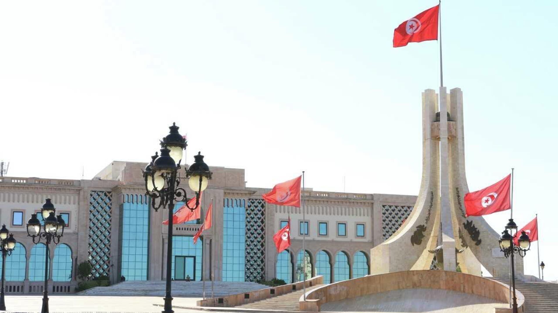 علم تونس يرفرف فوق أحد المباني في العاصمة - سبوتنيك عربي, 1920, 25.11.2022