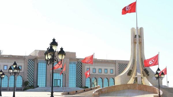 علم تونس يرفرف فوق أحد المباني في العاصمة - سبوتنيك عربي