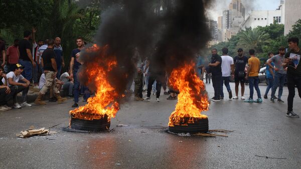 تظاهرة أمام قصر العدل في بيروت للمطالبة بالإفراج عن مقتحمي مصرف بلوم بنك - سبوتنيك عربي