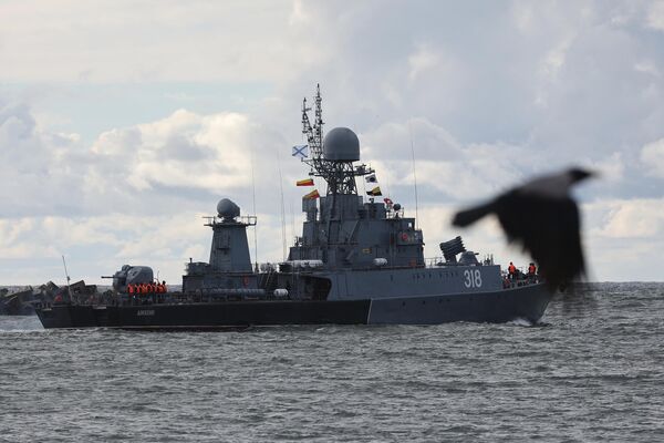 سفينة صغيرة مضادة للغواصات ألكسين خلال تدريبات استراتيجية في ميناء بالتيسك العسكري، 21 سبتمبر 2022 - سبوتنيك عربي