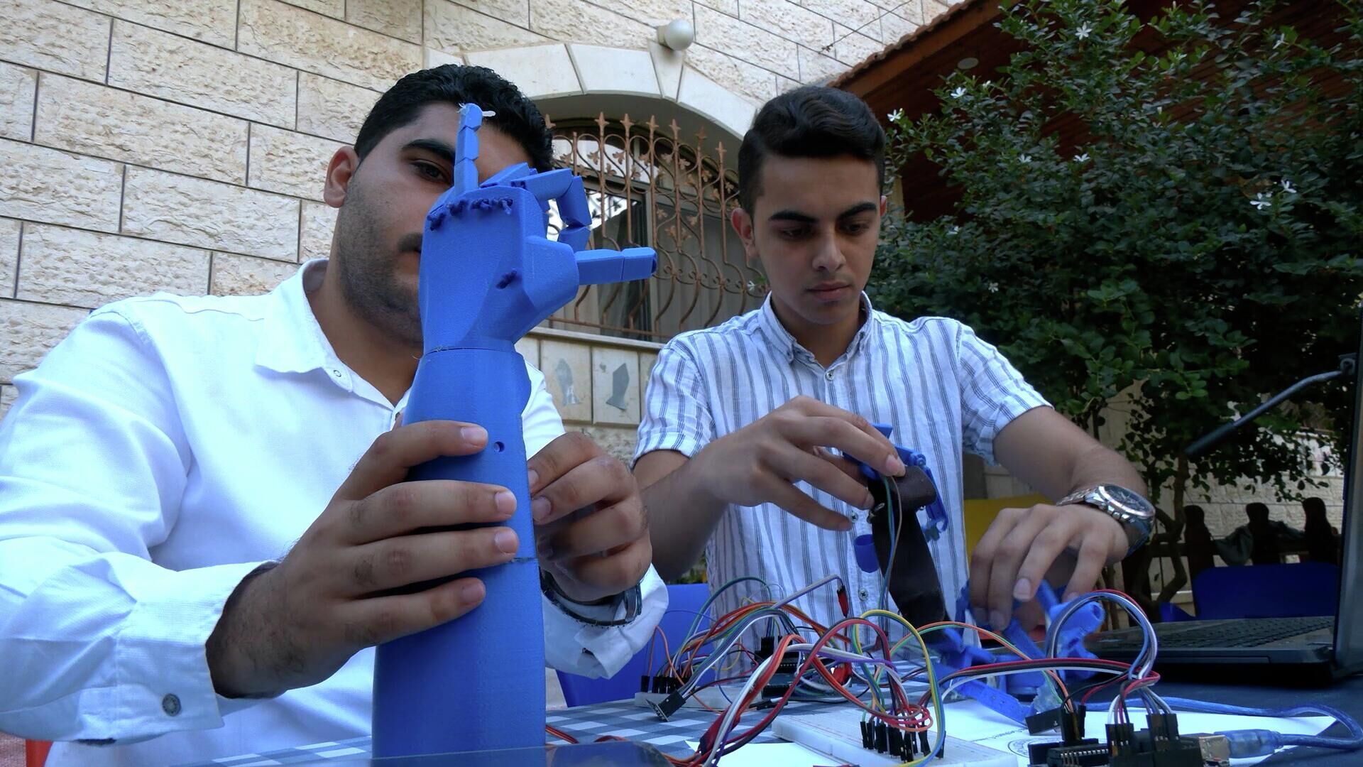 مهندسان يبتكران ذراعاً آلية لمساعدة الأشخاص ذوي الأطراف المبتورة  - سبوتنيك عربي, 1920, 22.09.2022