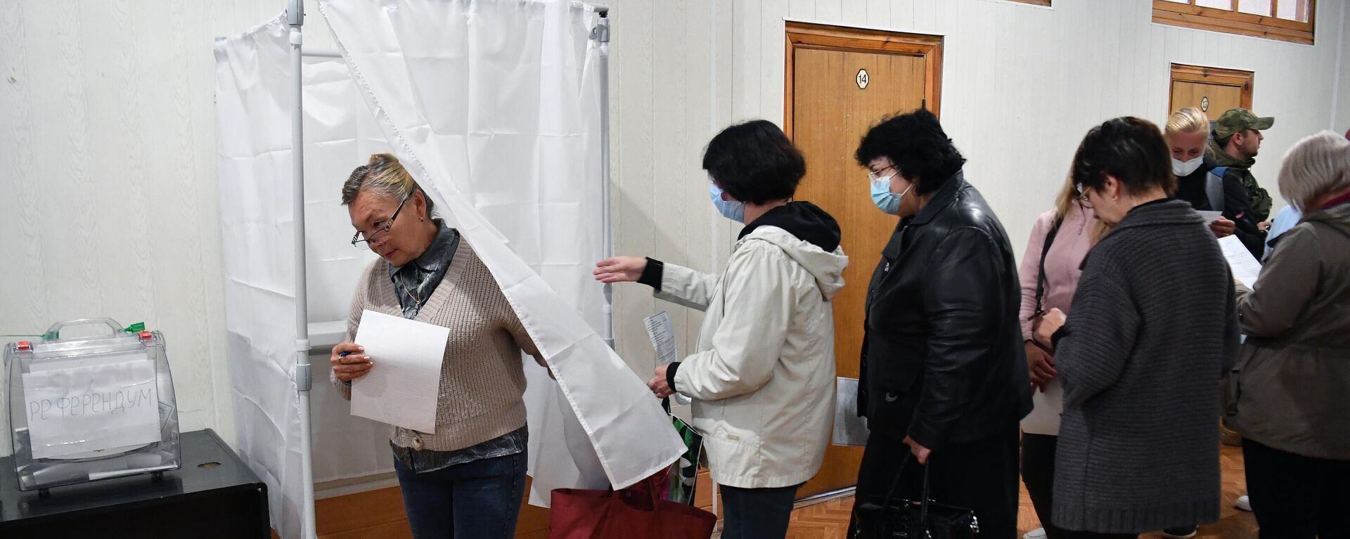 يصوت الناس في استفتاء على انضمام مقاطعة زابوروجيه إلى روسيا في مركز اقتراع في مؤسسة ميليتوبول، 23 سبتمبر 2022 - سبوتنيك عربي, 1920, 25.09.2022
