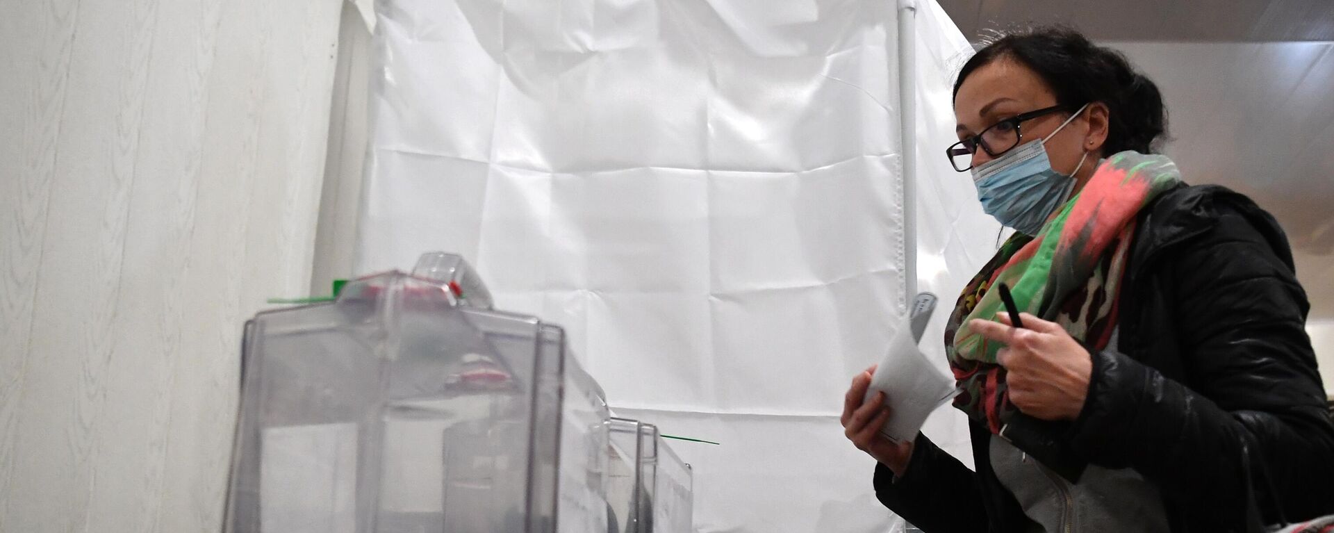 امرأة تدلي بصوتها في استفتاء على انضمام منطقة زابوروجيه إلى روسيا في مركز اقتراع في مؤسسة ميليتوبول، 23 سبتمبر 2022 - سبوتنيك عربي, 1920, 24.09.2022