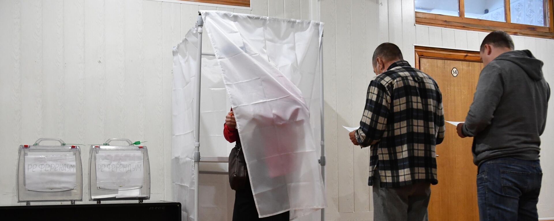 يصوت الناس في استفتاء على انضمام منطقة زابوروجيه إلى روسيا في مركز اقتراع في مؤسسة ميليتوبول، 23 سبتمبر 2022 - سبوتنيك عربي, 1920, 24.09.2022