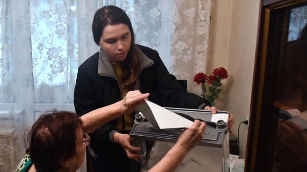 امرأة تدلي بصوتها في منزلها في دونيتسك في استفتاء على دخول جمهورية دونيتسك الشعبية إلى روسيا الاتحادية، 23 سبتمبر 2022. - سبوتنيك عربي