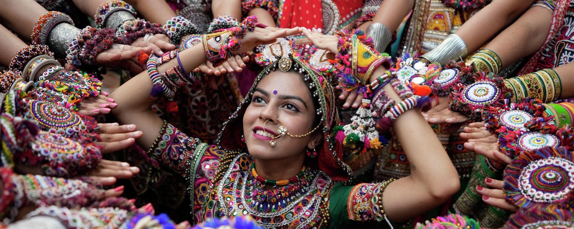 النساء اللائي يرتدين الزي التقليدي يقفن لالتقاط الصور أثناء ممارستهن رقصة الجاربا، وهي الرقص التقليدي لولاية غوجارات، قبل نافراتري في أحمد آباد، الهند، 20 سبتمبر 2022. - سبوتنيك عربي, 1920, 10.04.2023