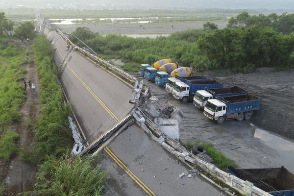 يُظهر منظر جوي جسر كاوليا المنهار في مقاطعة هوالين شرقي تايوان في 19 سبتمبر 2022، في أعقاب زلزال بلغت قوته 6.9 درجة في 18 سبتمبر. - سبوتنيك عربي