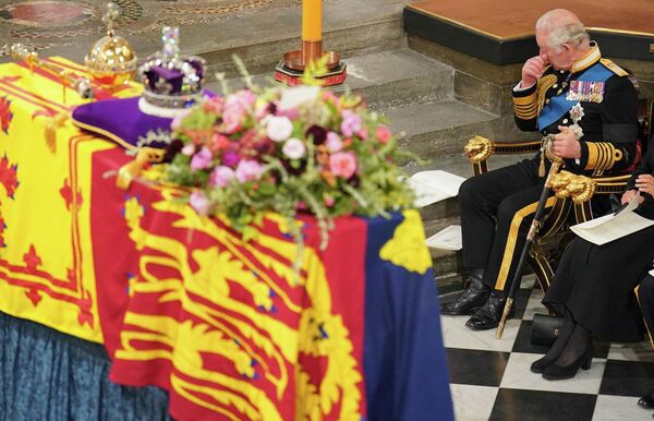 رد فعل ملك بريطانيا تشارلز الثالث (على اليمين) وهو يجلس أمام نعش الملكة إليزابيث الثانية خلال جنازتها الرسمية في دير وستمنستر في لندن في 19 سبتمبر 2022. - سبوتنيك عربي