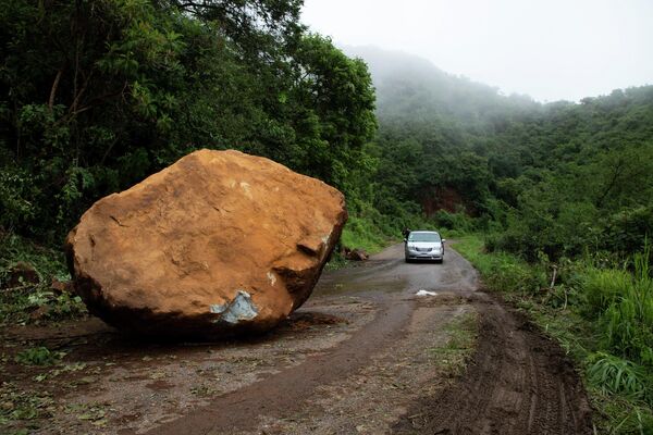 صخرة ضخمة على الطريق، بعد يوم من وقوع زلزال بالقرب من تشينيكويلا، ولاية ميتشواكان، المكسيك  20 سبتمبر 2022. - سبوتنيك عربي