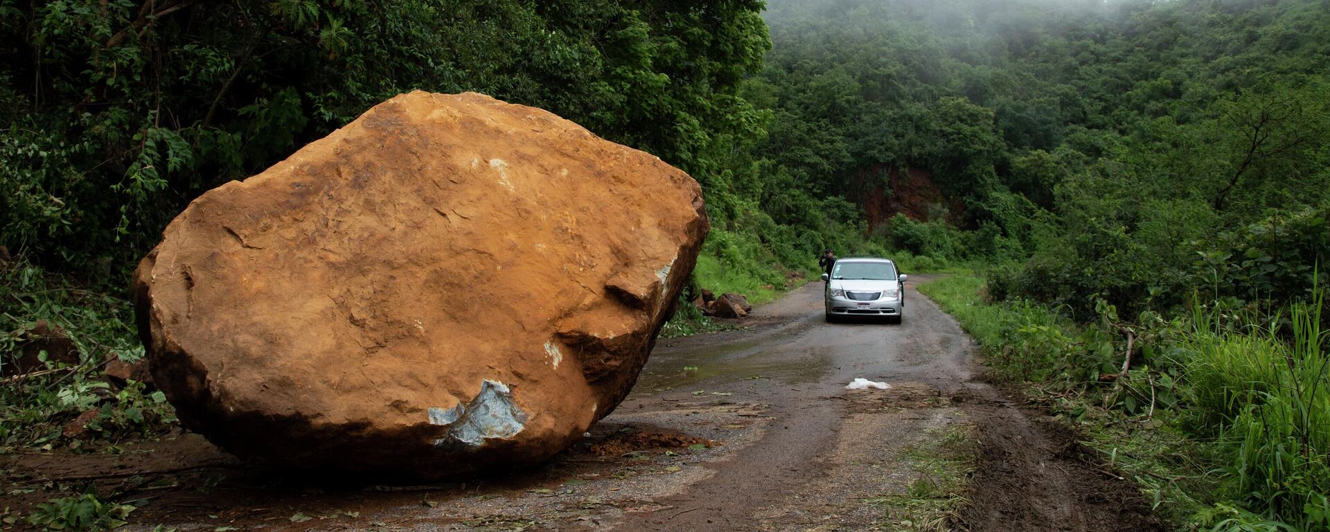 صخرة ضخمة على الطريق، بعد يوم من وقوع زلزال بالقرب من تشينيكويلا، ولاية ميتشواكان، المكسيك  20 سبتمبر 2022. - سبوتنيك عربي, 1920, 10.03.2023