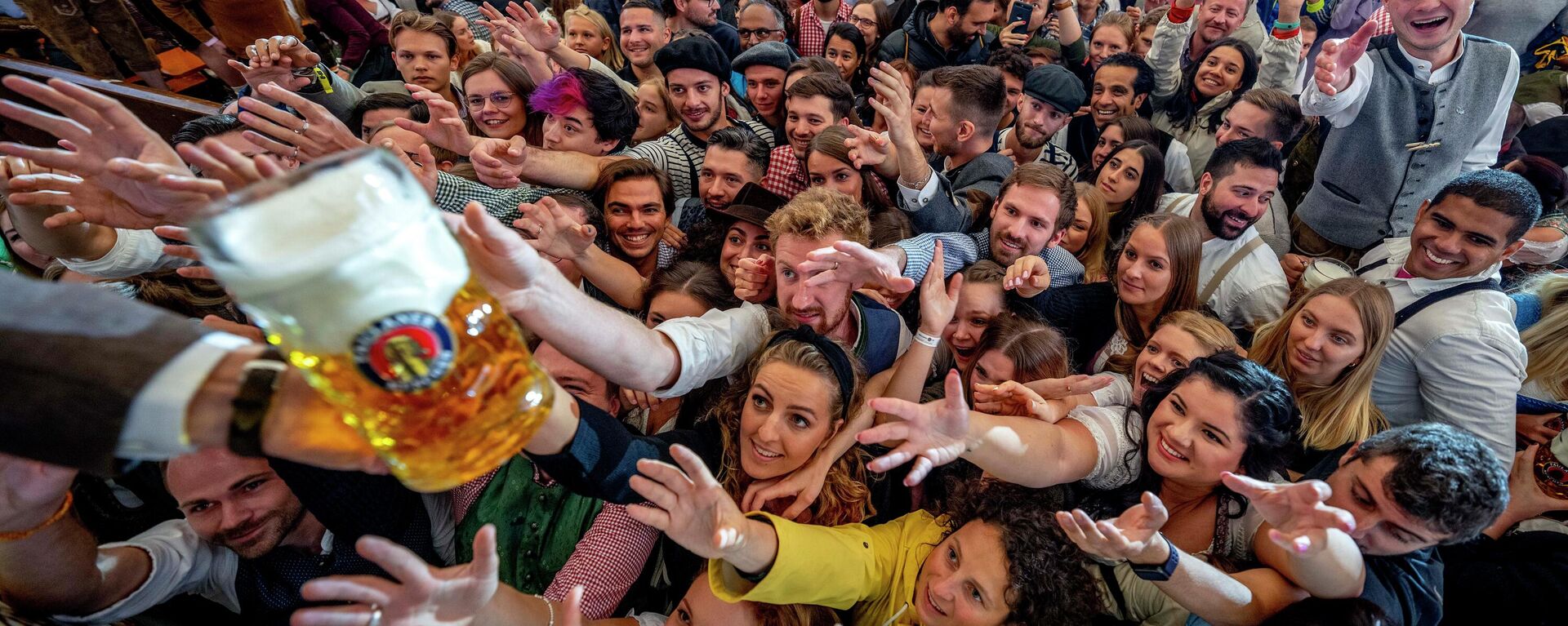 يتواصل الشباب للحصول على بيرة مجانية في إحدى خيام البيرة في يوم افتتاح مهرجان أكتوبر الـ187 للبيرة في ميونيخ، ألمانيا، 17 سبتمبر 2022.
 - سبوتنيك عربي, 1920, 19.11.2022