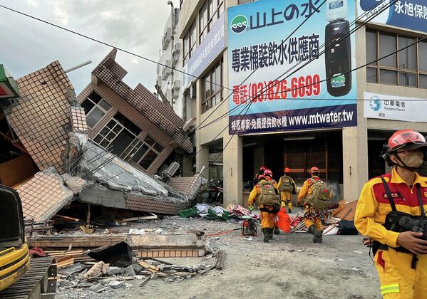  رجال الإطفاء وهم يبحثون عن الضحايا المحاصرين في مبنى سكني منهار في أعقاب الزلزال الذي وقع في بلدة يولي في مقاطعة هوالين بشرق تايوان، 18 سبتمبر 2022. - سبوتنيك عربي