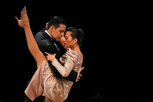 الراقصان الأرجنتيني جونزالو بوغادو (يسار) وخيمينا تونانيز يتنافسان خلال نهائي بطولة تانجو العالمية في بوينس آيرس، الأرجنتين في 17 سبتمبر 2022. - سبوتنيك عربي