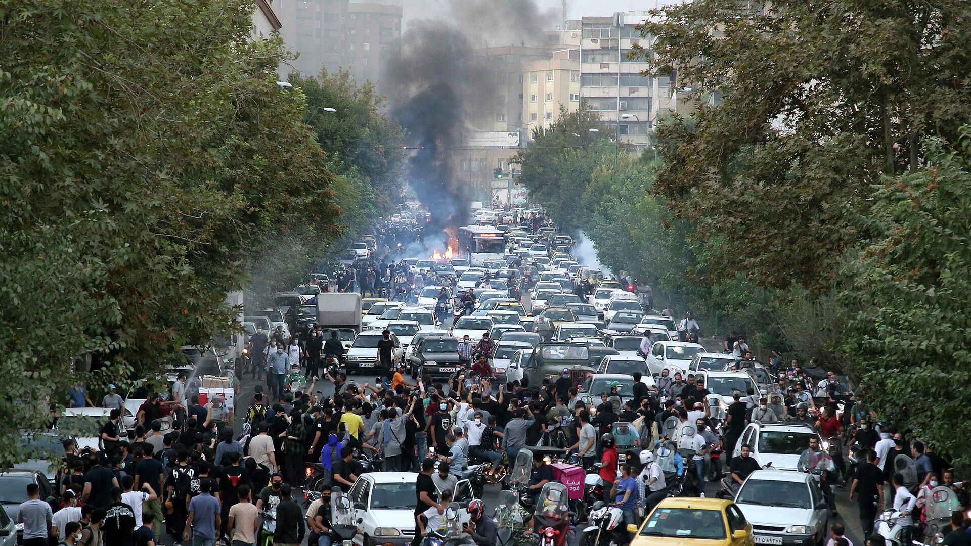 متظاهريون إيرانيون في العاصمة طهران خلال احتجاج لمحساء أميني، بعد أيام من وفاتها في حجز الشرطة،  إيران في 21 سبتمبر 2022 - سبوتنيك عربي, 1920, 24.11.2022