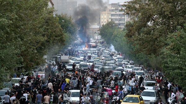 متظاهريون إيرانيون في العاصمة طهران خلال احتجاج لمحساء أميني، بعد أيام من وفاتها في حجز الشرطة،  إيران في 21 سبتمبر 2022 - سبوتنيك عربي