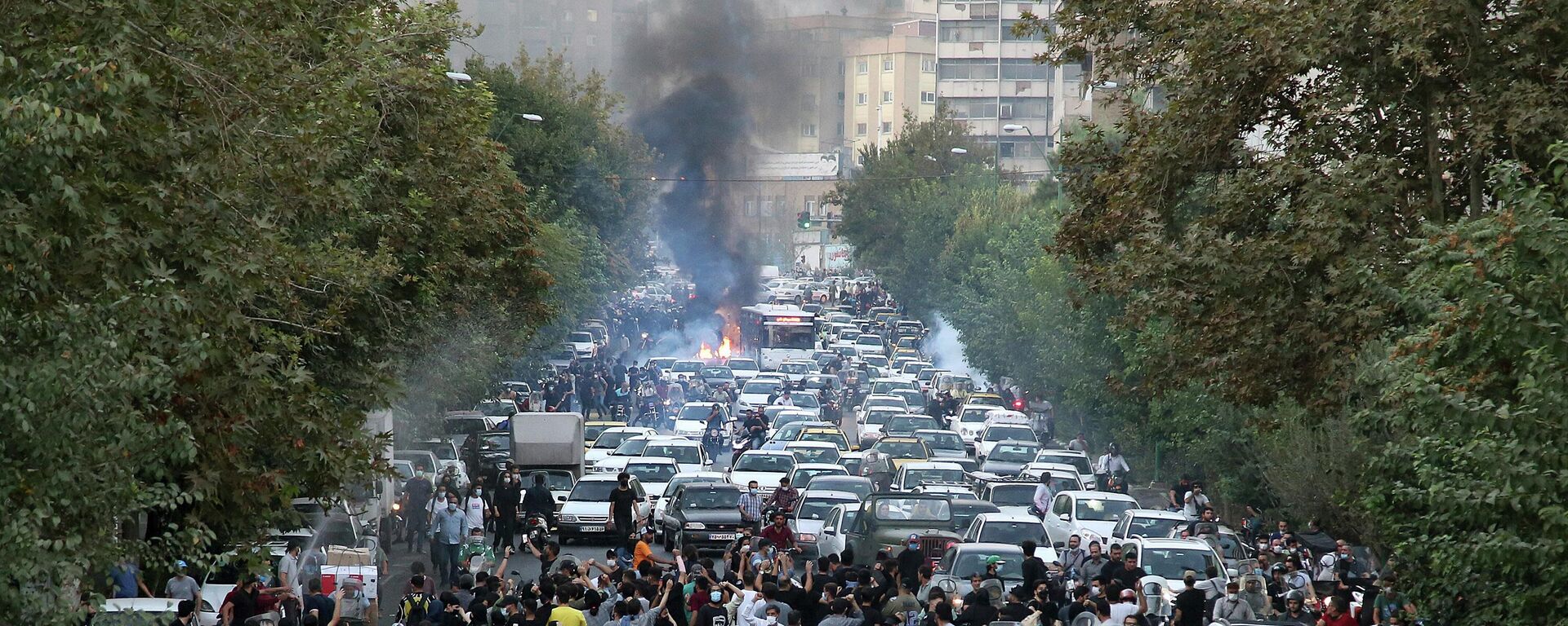 متظاهريون إيرانيون في العاصمة طهران خلال احتجاج لمحساء أميني، بعد أيام من وفاتها في حجز الشرطة،  إيران في 21 سبتمبر 2022 - سبوتنيك عربي, 1920, 11.11.2022