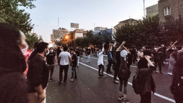 ،تظهر متظاهرين إيرانيين ينزلون إلى شوارع العاصمة طهران خلال احتجاج محساء أميني، بعد أيام من وفاتها في حجز الشرطة، في 21 سبتمبر 2022 - سبوتنيك عربي