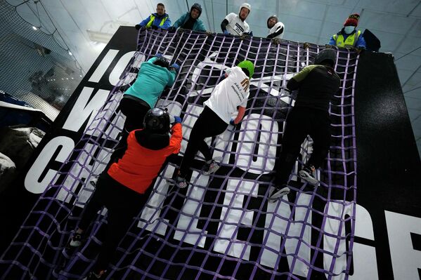 المتسابقون في تحدي محارب الجليد في مجمع سكاي دبي الداخلي، في دبي، الإمارات العربية المتحدة، 24 سبتمبر 2022. - سبوتنيك عربي