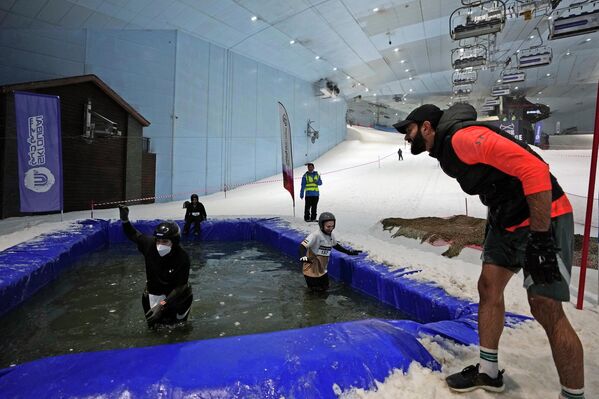 المتسابقون في تحدي محارب الجليد في مجمع سكاي دبي الداخلي، في دبي، الإمارات العربية المتحدة، 24 سبتمبر 2022. - سبوتنيك عربي