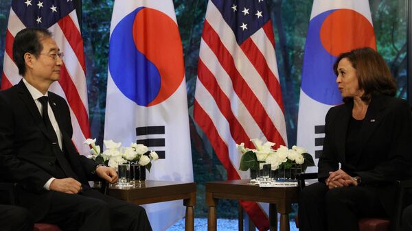 كامالا هاريس نائبة الرئيس الأمريكي جو بايدن تعقد اجتماعا مع رئيس وزراء كوريا الجنوبية هان ديوك-سو، في طوكيو على هامش جنازة رئيس الوزراء الياباني السابق شينزو آبي اليوم الثلاثاء 27 سبتمبر/ أيلول 2022 - سبوتنيك عربي