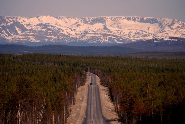 الطريق الأوروبي E105/ الطريق الروسي M18 كولا في المنطقة القريبة من بوليارني زوري. منظر من الشمال الشرقي إلى جبال خبيني، مورمانسك، روسيا - سبوتنيك عربي