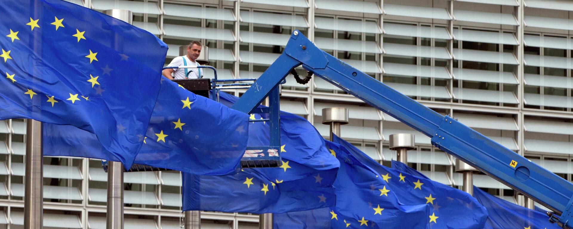 Флаги ЕС у здания штаб-квартиры организации в Брюсселе - سبوتنيك عربي, 1920, 27.09.2022