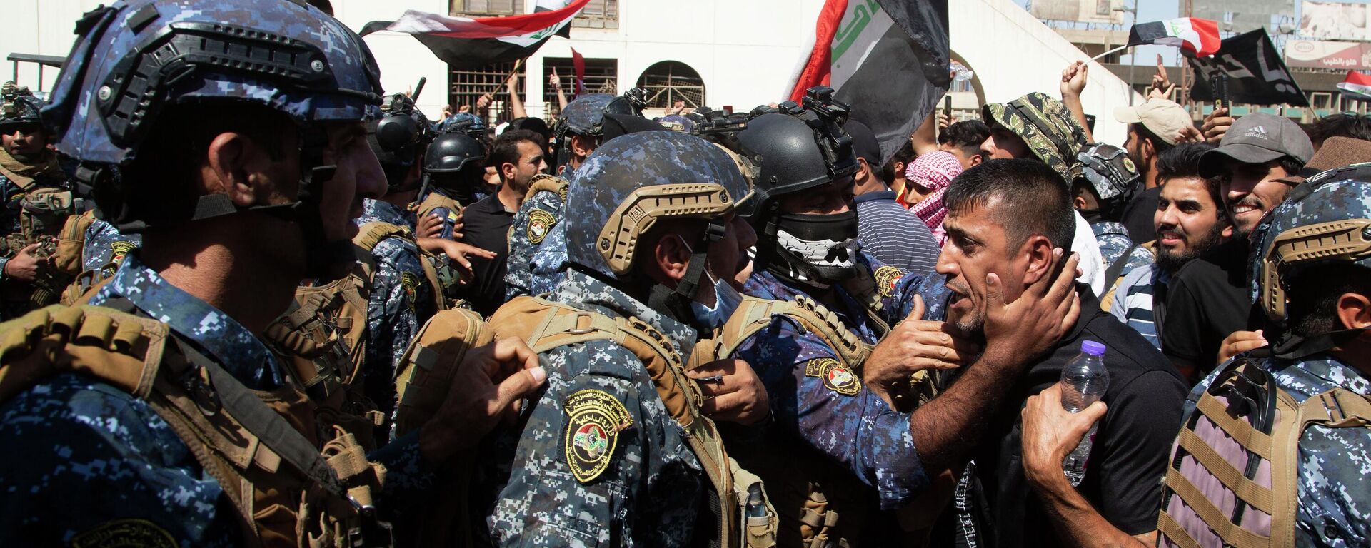 قوات الأمن العراقي تحاول تفريق المتظاهرين المناهضين للحكومة خلال الاحتجاجات في ساحة التحرير في بغداد، العراق، 28 سبتمبر 2022. - سبوتنيك عربي, 1920, 01.10.2022