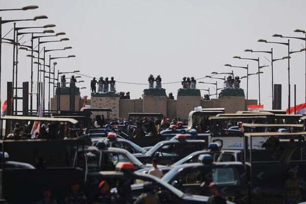 القوات الأمنية تغلق جسرا يؤدي إلى مناطق حكومة المنطقة الخضراء خلال الاحتجاجات المناهضة للحكومة، في بغداد، العراق، 28 سبتمبر 2022. - سبوتنيك عربي