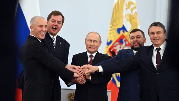 الرئيس الروسي فلاديمير خطابا خلال مراسم توقيع اتفاقيات انضمام مناطق جديدة إلى روسيا الاتحادية في قصر الكرملين في العاصمة الروسية موسكو - سبوتنيك عربي