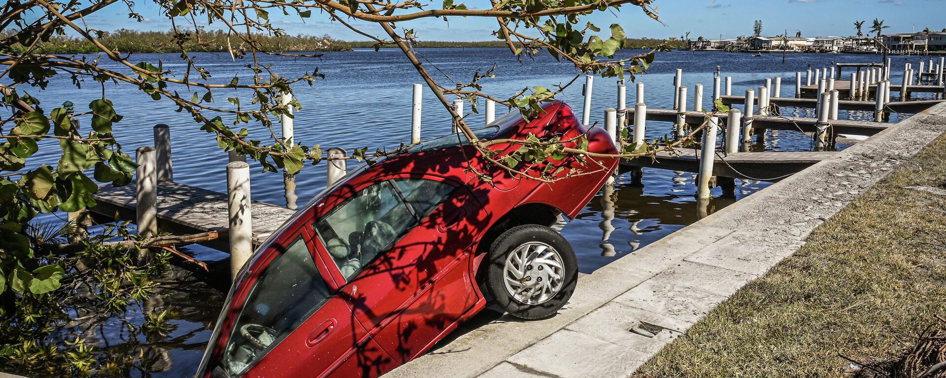 سيارة عالقة في أعقاب إعصار إيان في فلوريدا 30 سبتمبر 2022 - سبوتنيك عربي, 1920, 03.10.2022