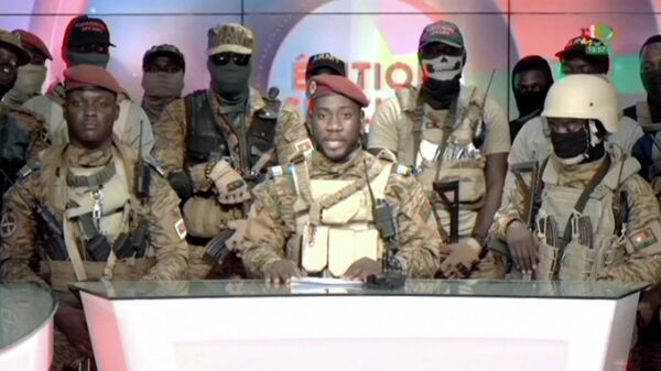 جنود تابعون لقائد الانقلاب العسكري في بوركينا فاسو إبراهيم تراوي أثناء إعلان الاستيلاء على السلطة في سبتمبر 2022 - سبوتنيك عربي