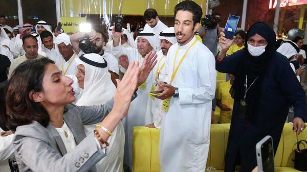 المرشحة الكويتية علياء الخالد (إلى اليسار) تحتفل مع أنصارها بعد إعلان فوزها في انتخابات مجلس الأمة الكويتي - سبوتنيك عربي