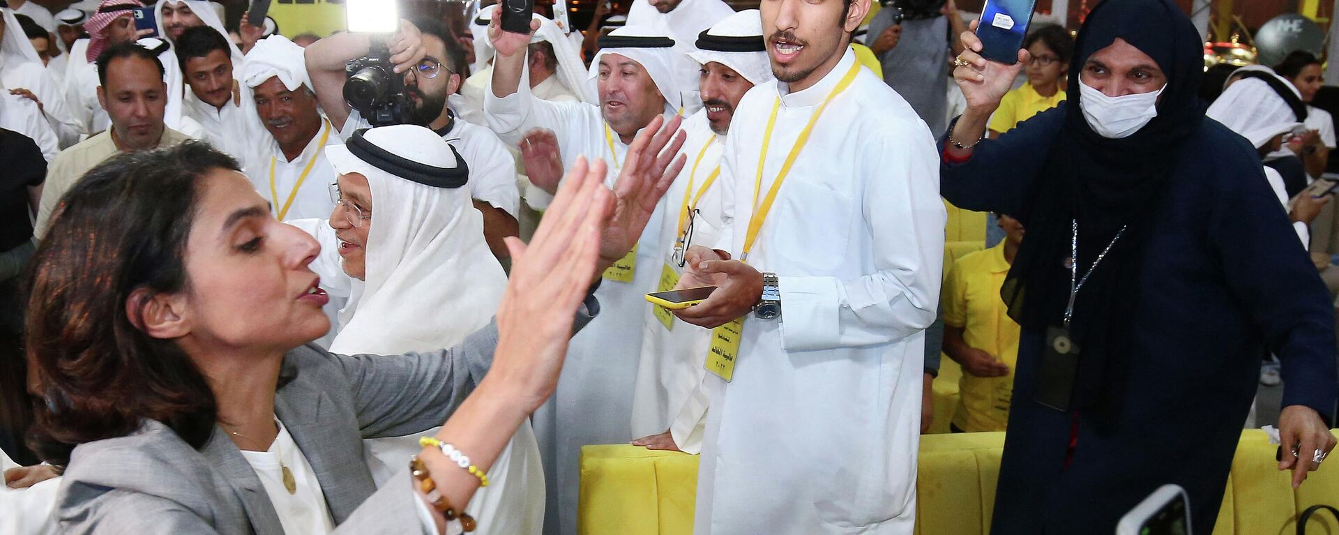 المرشحة الكويتية علياء الخالد (إلى اليسار) تحتفل مع أنصارها بعد إعلان فوزها في انتخابات مجلس الأمة الكويتي - سبوتنيك عربي, 1920, 01.10.2022