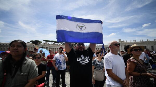 رجل من نيكاراغوا يحمل علم البلاد أغسطس 2022 - سبوتنيك عربي