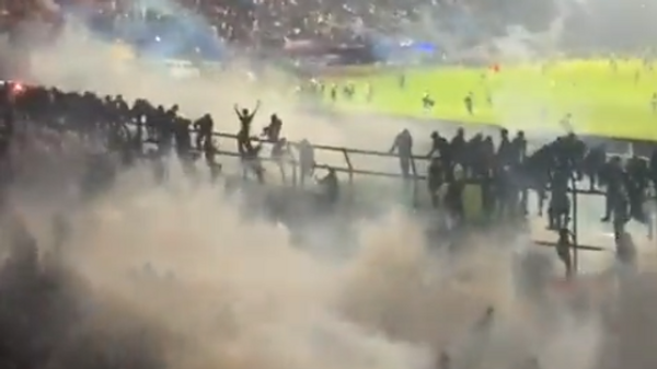 لقطة شاشة التقطت من مقطع فيديو يظهر المأساة التي أدت لمقتل 127 مشجعا في إندونسيا 2 أكتوبر 2022 - سبوتنيك عربي