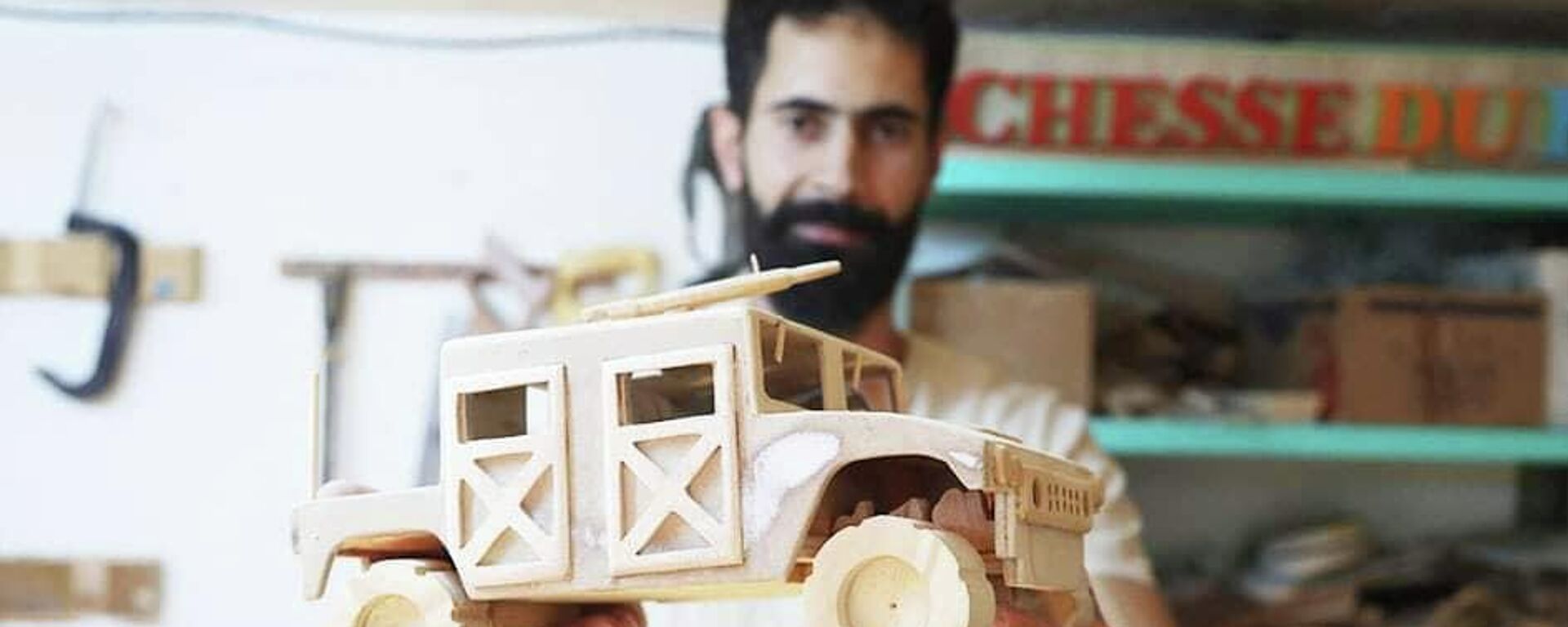 شاب تونسي يبدع في تحويل الخشب إلى ألعاب أطفال - سبوتنيك عربي, 1920, 02.10.2022