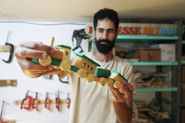 شاب تونسي يبدع في تحويل الخشب إلى ألعاب أطفال - سبوتنيك عربي
