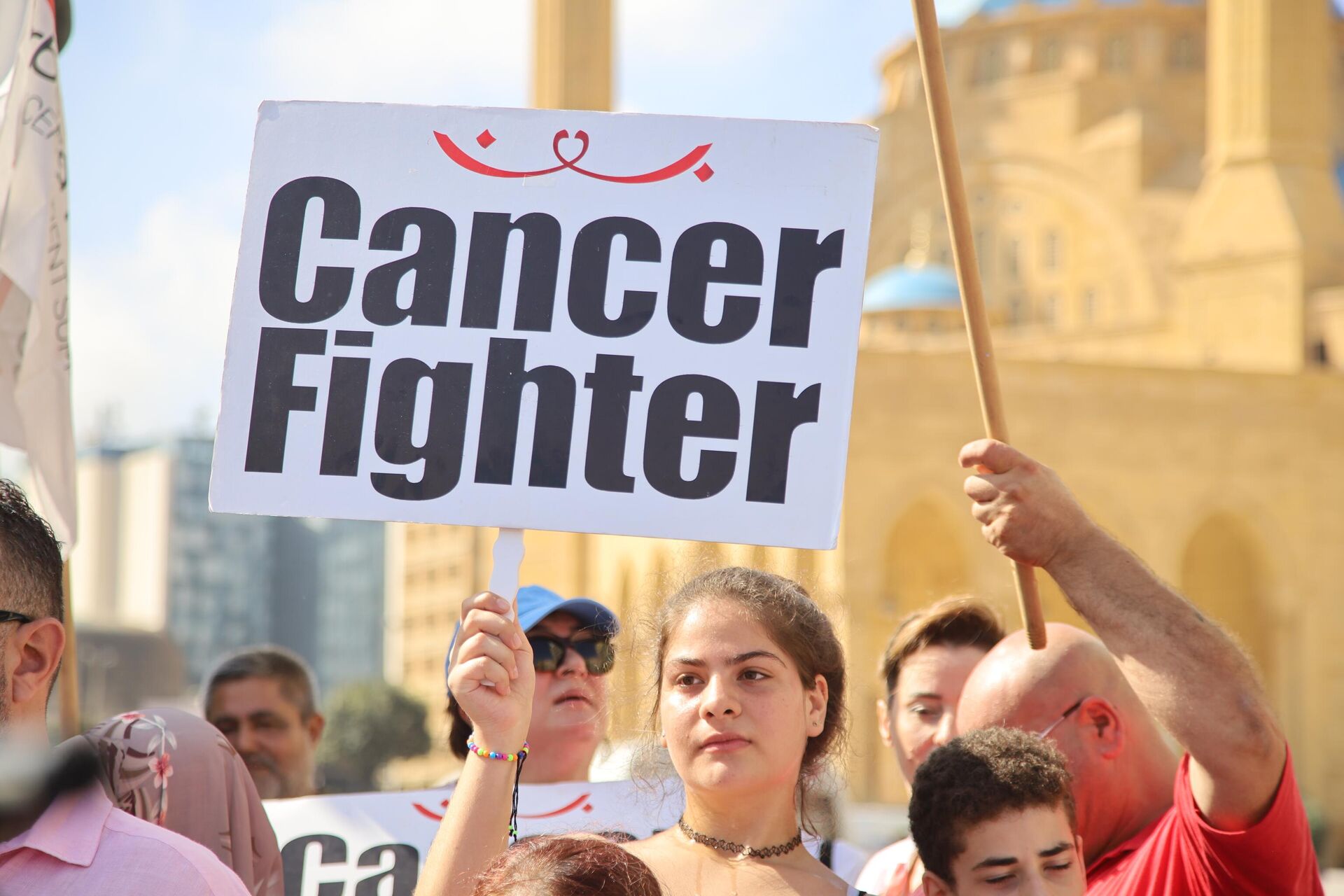  ما بدنا أضوية.. بدنا أدوية مسيرة وردية في بيروت لتأمين أدوية السرطان - سبوتنيك عربي, 1920, 02.10.2022