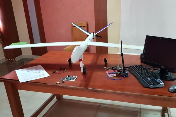طالب سوري يصنع طائرة مسيّرة بجناح واحد  - سبوتنيك عربي