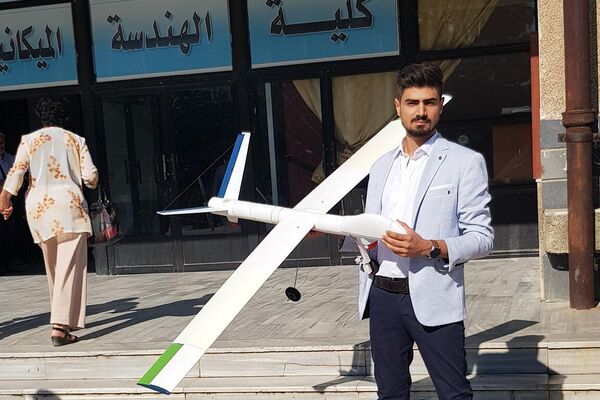 طالب سوري يصنع طائرة مسيّرة بجناح واحد  - سبوتنيك عربي