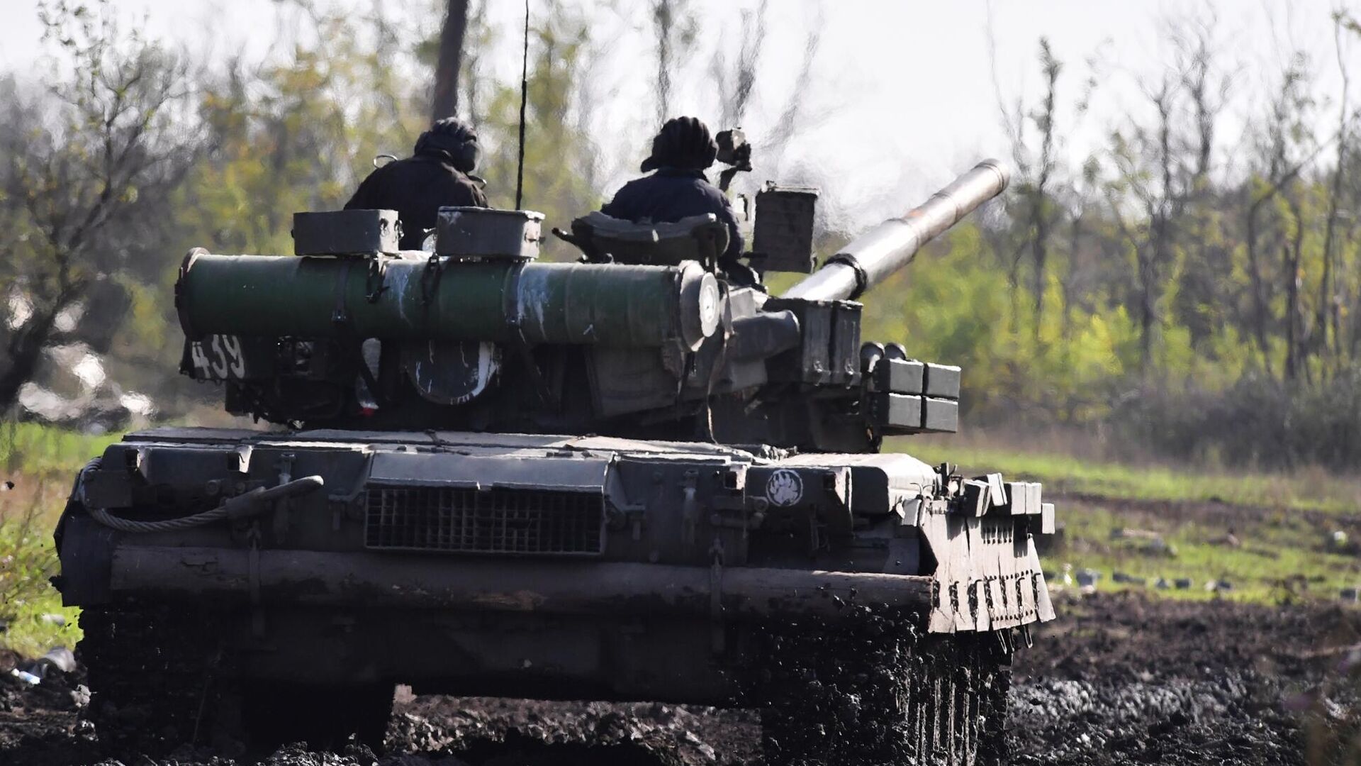 يتم إرسال دبابة تي-80 لإطلاق النار الحي في مواقع القوات المسلحة لأوكرانيا في منطقة دونيتسك - سبوتنيك عربي, 1920, 24.01.2023