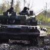 Танк Т-80 НМ ЛНР выезжает на боевое задание в Донецкой области - سبوتنيك عربي