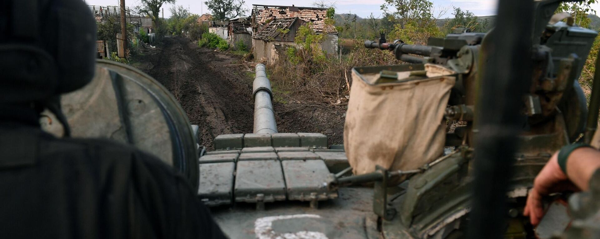 يتم إرسال دبابة تي-80 لإطلاق النار الحي في مواقع القوات المسلحة لأوكرانيا في منطقة دونيتسك - سبوتنيك عربي, 1920, 24.11.2022
