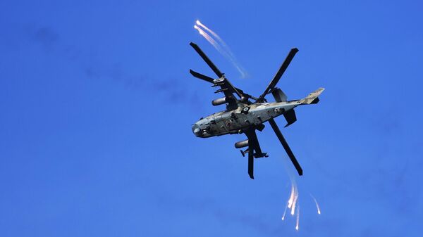 طائرة هليكوبتر من طراز كا-52 تطلق مصائد حرارية بعد إطلاقها النار على مواقع القوات المسلحة الأوكرانية في منطقة العملية العسكرية الخاصة في منطقة دونيتسك. - سبوتنيك عربي