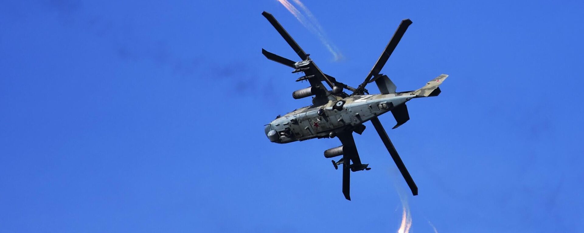 طائرة هليكوبتر من طراز كا-52 تطلق مصائد حرارية بعد إطلاقها النار على مواقع القوات المسلحة الأوكرانية في منطقة العملية العسكرية الخاصة في منطقة دونيتسك. - سبوتنيك عربي, 1920, 26.02.2023