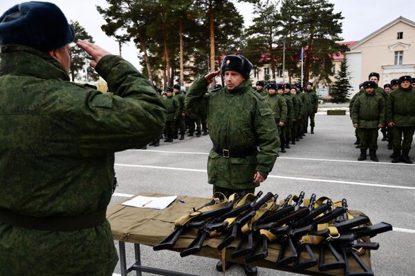 مراسم تسليم الأسلحة للجنود في مركز التدريب بالمنطقة العسكرية المركزية في منطقة سفيردلوفسك، روسيا - سبوتنيك عربي