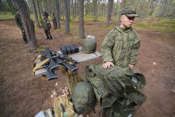 دروس في التدريب القتالي في ساحة تدريب عسكرية في منطقة لينينغراد الروسية - سبوتنيك عربي